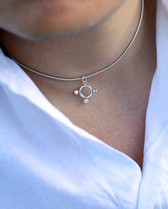 SIGN halsband i silver på ormkedja, buret på modell