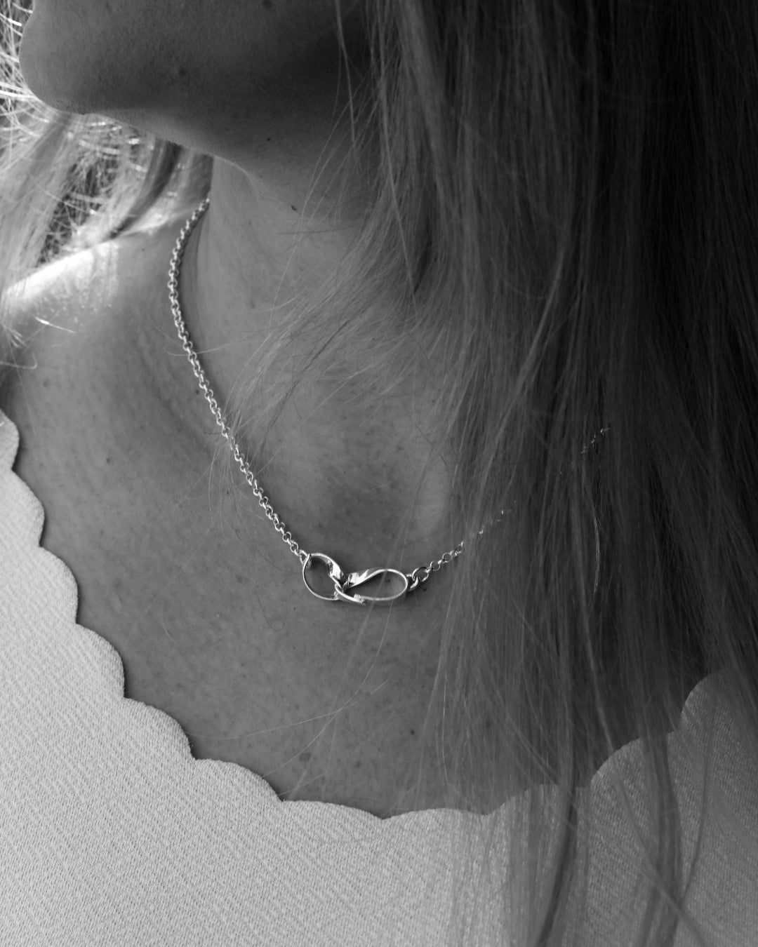 Model wearing STORMSKÄRS MAJA necklace in 925 sterling silver