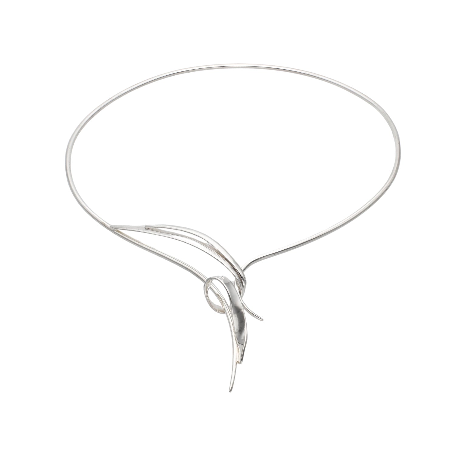 Close-up of STORMSKÄRS MAJA FEST Collier in silver with a decorative knot at the clasp