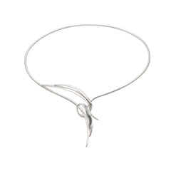 Close-up of STORMSKÄRS MAJA FEST Collier in silver with a decorative knot at the clasp