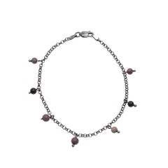 STRAND Pingla armband med silverkedja och jordnära färgade runda pärlor.