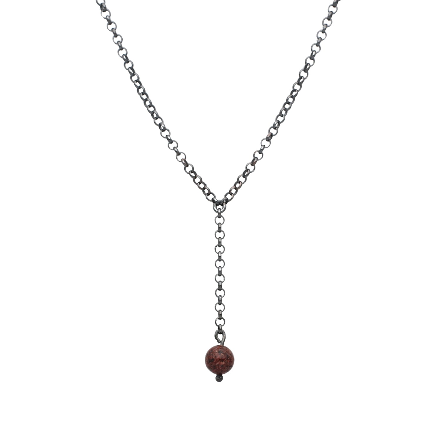 STRAND GRANIT halsband på tråd med två kedjor som möts och en röd rund sten som hänger ned.