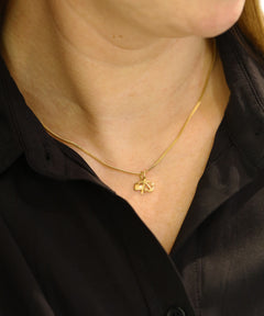 18K guld XS halsband med Tro hopp och kärlek hängsmycke på halsen