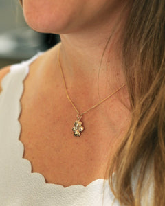 Guldfärgat VIOL S 18K halsband med diamant i mitten bärs runt halsen