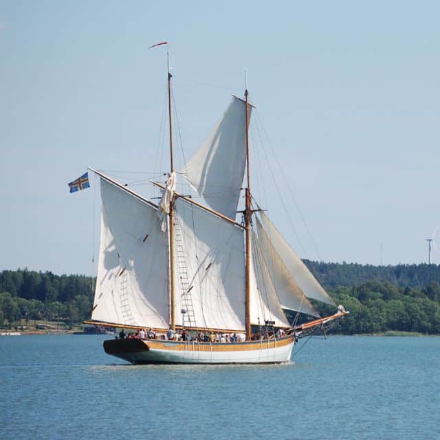 SEGELBÅT L halsband i 925 sterling silver med segelsiluett på mossig bakgrund ormkedja synlig