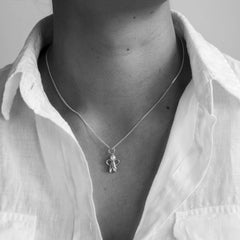 Person bär ÄNGEL halsband med sötvattenpärla i 925 sterling silver runt halsen