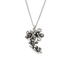 ÄPPELBLOM S halsband med blomsterhänge i silver på pansarkedja