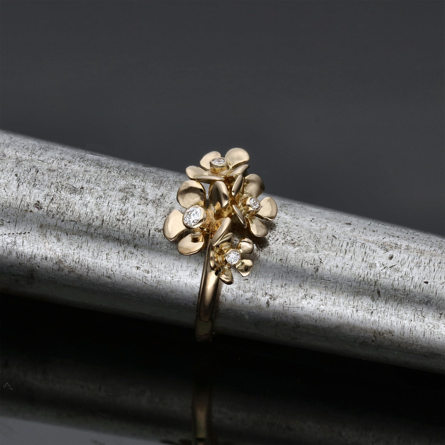 Äppelblom ring i återvunnet 18K guld med fyra brillantslipade diamanter i blomform