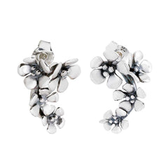 ÄPPELBLOM L örhängen på stift i silver med blomformade detaljer visade på vit bakgrund
