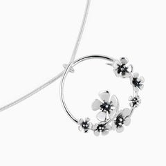 ÄPPELBLOM L halsband i 925 sterlingsilver med blomformigt cirkelformat hänge på ormkedja