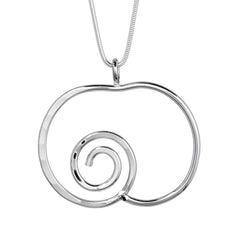 Stort silverhänge i form av öppen spiral som bildar ett äpple på en slät kedja