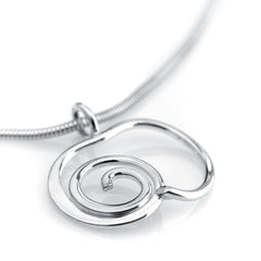 Argentum Delicata halsband med ett cirkulärt spiraläppelsmycke i silver på en kedja