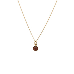 Basic Granit S 18K halsband med rund åländsk granit i guldfattning på tunn kedja