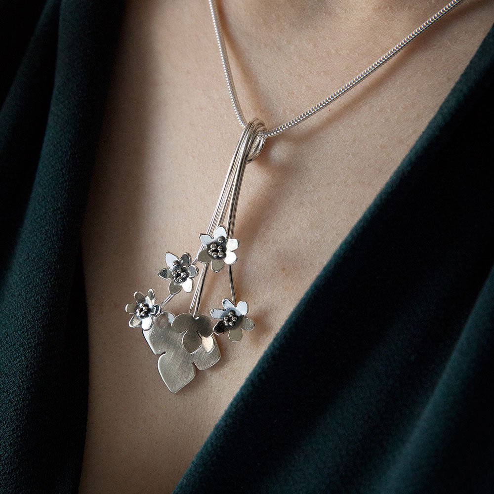 BLÅSIPPA BLAD XL halsband i antikbehandlat silver med blom och bladformade hängande delar