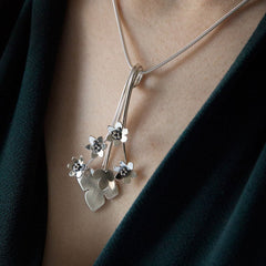 BLÅSIPPA BLAD XL halsband i antikbehandlat silver med blom och bladformade hängande delar