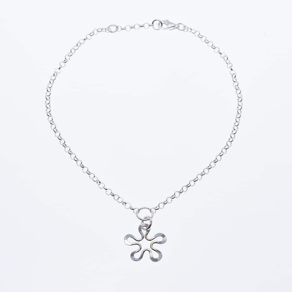 BLOMMAN XS vristlänk i sterlingsilver med blomformad berlock hängande från tunn kedja.
