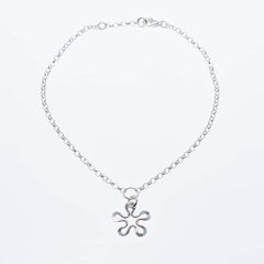BLOMMAN XS vristlänk i sterlingsilver med blomformad berlock hängande från tunn kedja.