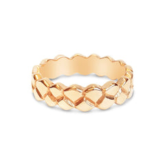 Närbild av Bomarsund 18K ring i guld med vågig kant av sammanlänkade segment