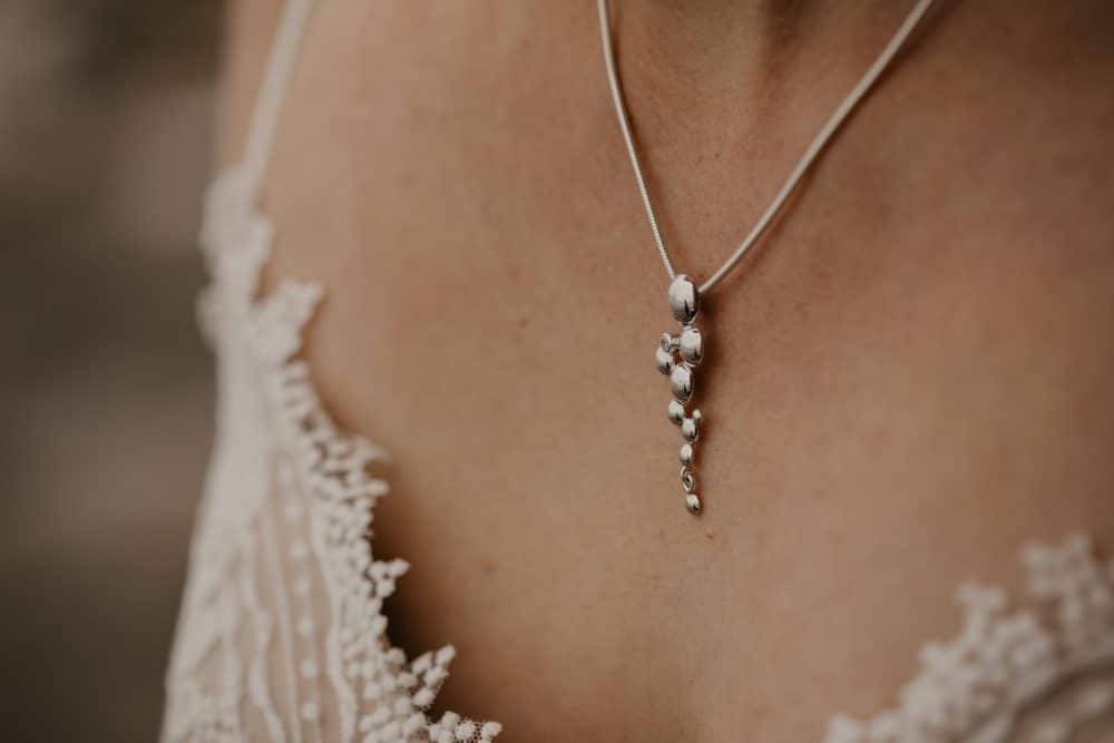Close-up of CELEBRATE halsband on the neck with a silver bubble cascade