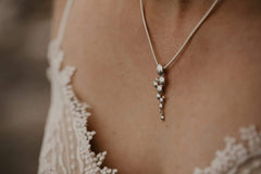 Close-up of CELEBRATE halsband on the neck with a silver bubble cascade