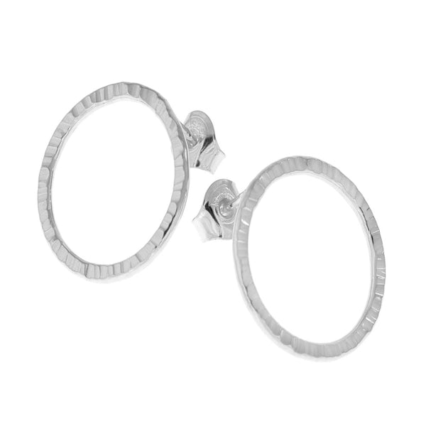 Par CIRCLA örhängen i sterlingsilver med räfflad cirkeldesign