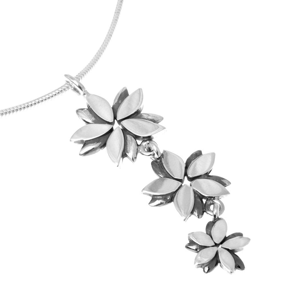 EUFORIA halsband med tre sammanlänkade blomformiga motiv i antikbehandlat silver
