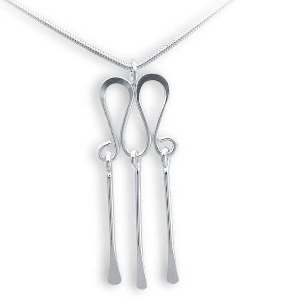 FOLKLORE halsband med tre hamrade silvertrådar i ett traditionellt ornamentmönster hängande från en slank kedja