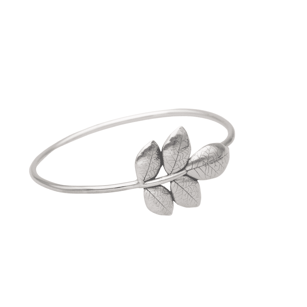 Armring med bladformad design i sterlingsilver runt handleden