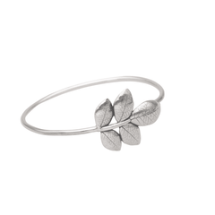 Armring med bladformad design i sterlingsilver runt handleden