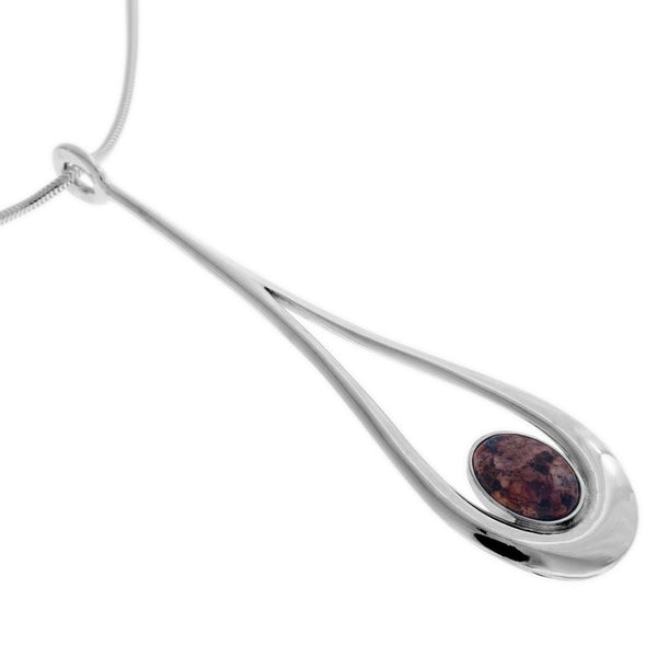 FLOW GRANIT halsband med oval röd granit i ett silverfärgat dropphänge på en 42 cm ormkedja