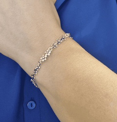 FÖRGÄT MIG EJ armband i 925 sterlingsilver med små blomformade länkar runt handleden.
