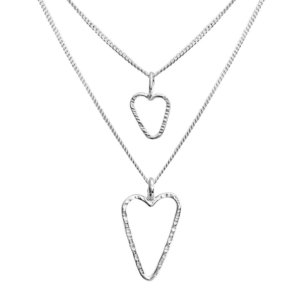 Dubbel halskedja i 925 sterlingsilver med öppna hjärtan som fångar ljuset.