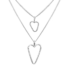 Dubbel halskedja i 925 sterlingsilver med öppna hjärtan som fångar ljuset.