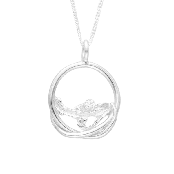 GLORY halsband i 925 sterling silver med cirkulärt hänge och diamant i mitten mot en vågig inre design