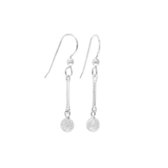 GOLF örhängen i sterling silver på krok med lång stav och en golfbollsliknande kula i änden