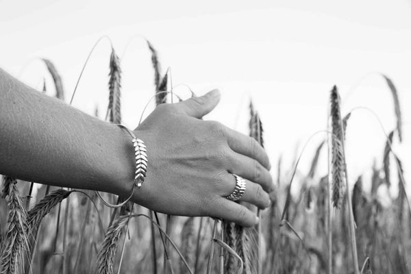 RÅG armring i 925 sterlingsilver med bladlika länkar runt handleden