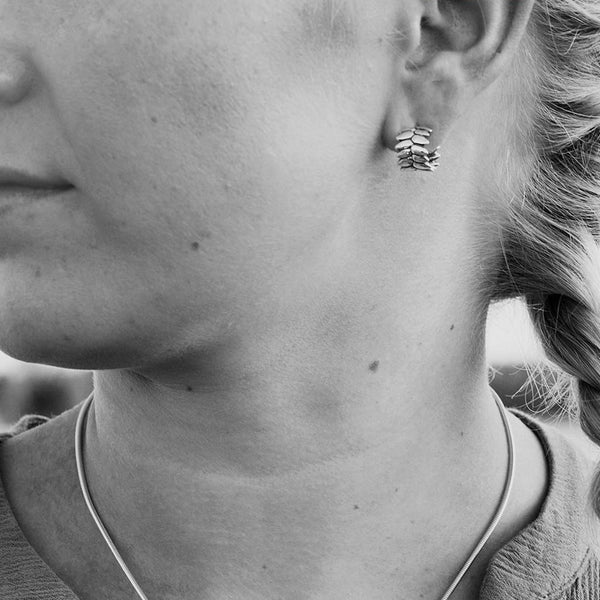 RÅG stiftörhängen i nickelfri 925 sterling silver med bladformade segment i en klusterform vid örsnibben