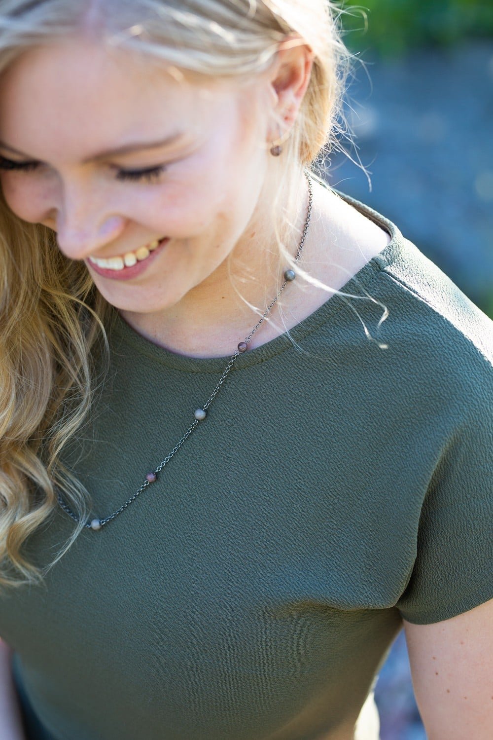 Kvinna bär STRAND halsband 42–45 cm i silverkedja med färgade stenar