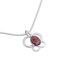 HAGA GRANIT halsband med stiliserad silverfjäril och central oval sten i åländsk granit.