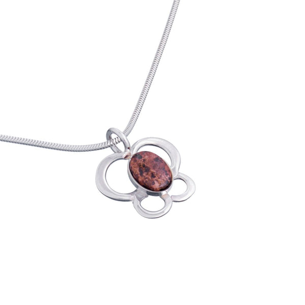 HAGA GRANIT halsband med stiliserad silverfjäril och central oval sten i åländsk granit.