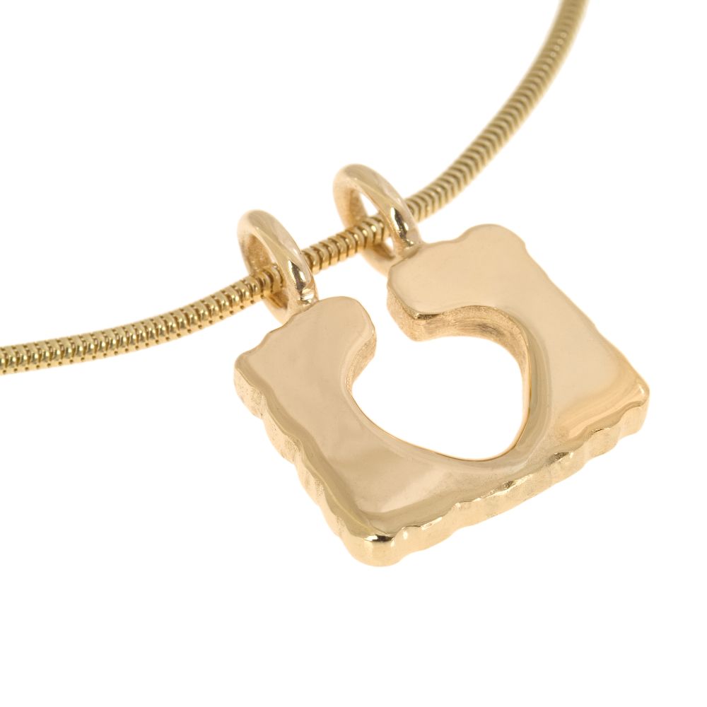 Håll Om necklace in 18K gold with a heart shaped open space pendant on a snake chain