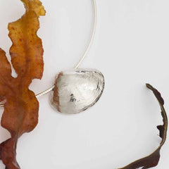 Sandmussla L hängsmycke i blankpolerat 925 sterling silver på omegakedja
