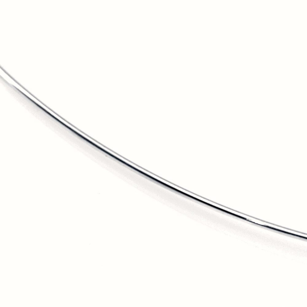 Närbild av böjbar halsring i 925 sterlingsilver som formar sig efter halsen