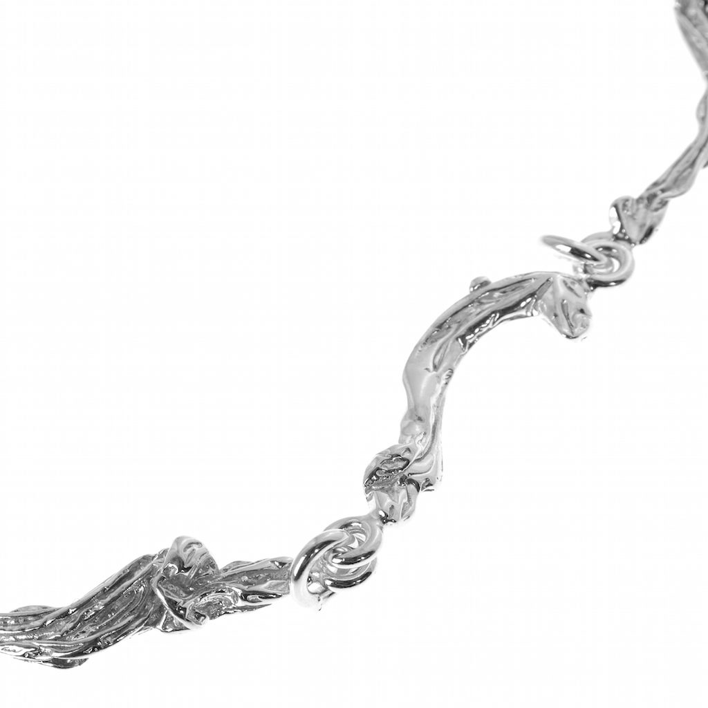 Close-up of HAVET collier showing textured wavy silver links and a small ring connector