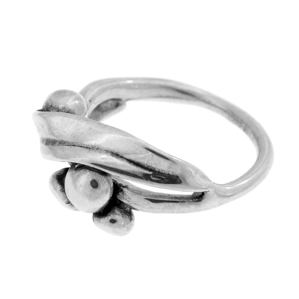 HAVTORN ring in sterling silver with a twisted band and bead cluster