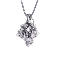 HUMLE halsband med ett detaljerat silverhänge av humleblomma på kedja