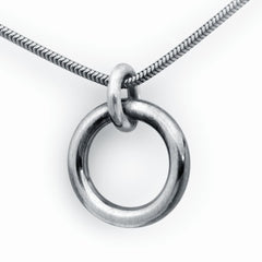 I HAMN ANTIK halsband med en stor slät silverring hängande från kedja via en mindre ring