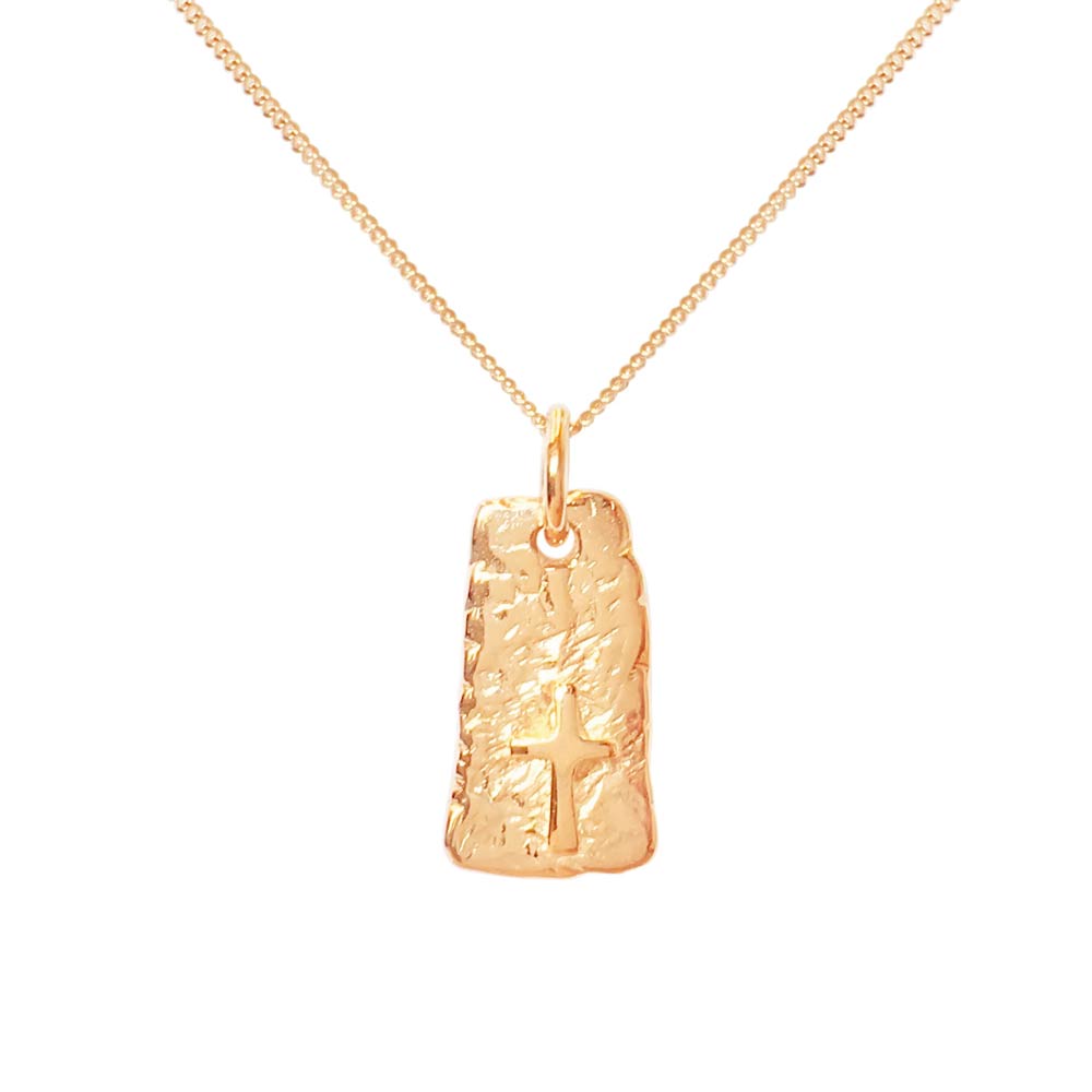 Korsplatta halsband i 18K guld med grov texturerad rektangulär platta och ett kors präglat i mitten