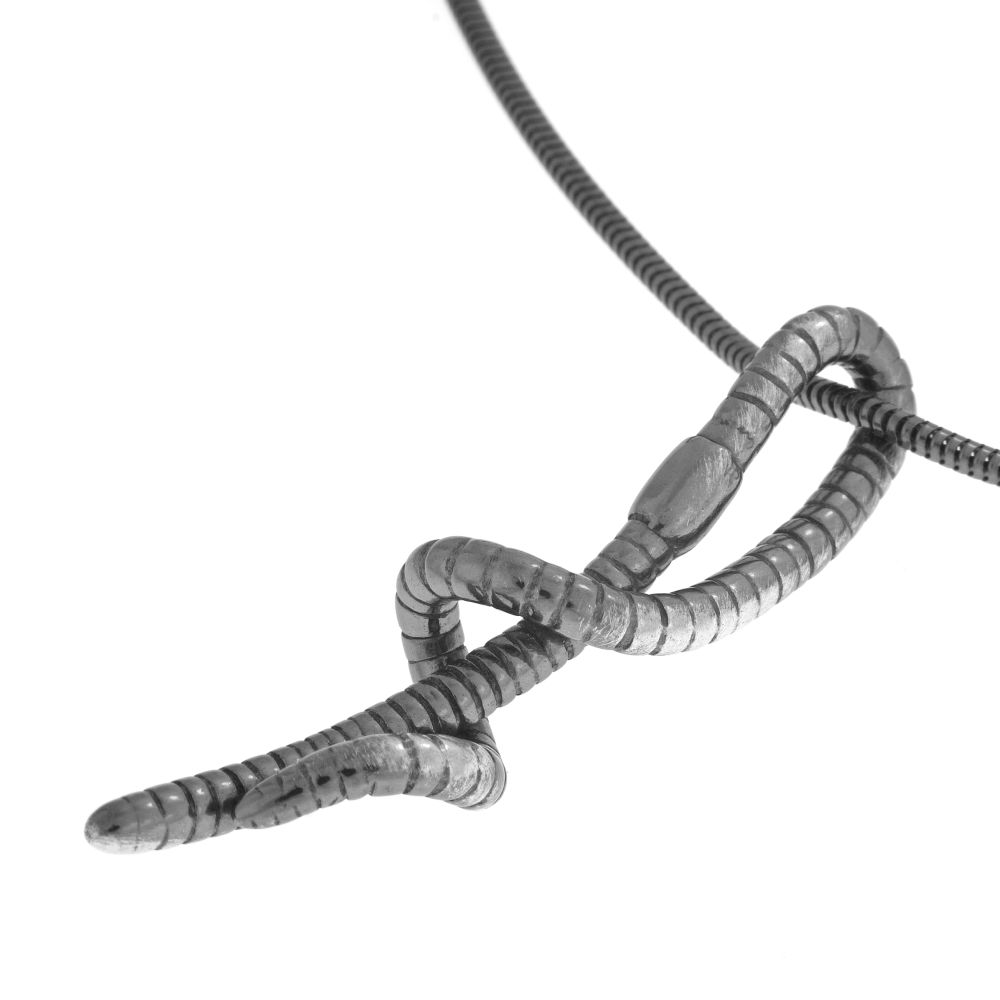 LUMBRICUS halsband i 925 sterlingsilver med antikbehandlad ormkedja och knuten detalj i fokus