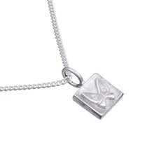 Lyckofjäril halsband med en liten fyrkantig platta och fjäril på en silverkedja